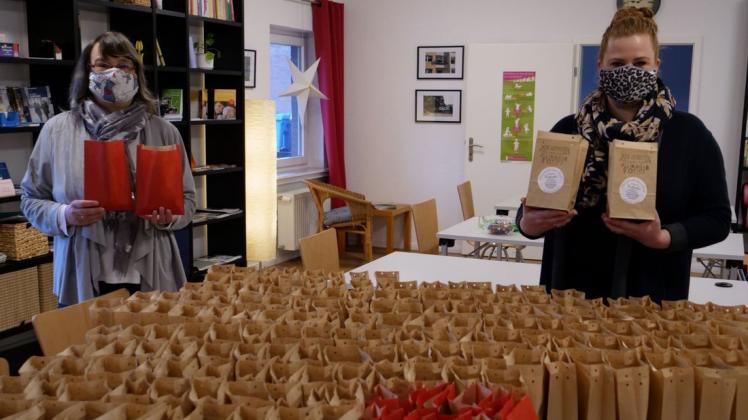 Sie waren fleißig wie die Weihnachtswichtel: Ute Schwenteck und Leiterin Svenja Kreideweiß haben für die Nachbarn mehr als 200 Tüten gepackt. Sie waren fleißig wie die Weihnachtswichtel: Ute Schwenteck und Leiterin Svenja Kreideweiß haben für die Nachbarn mehr als 200 Tüten gepackt.