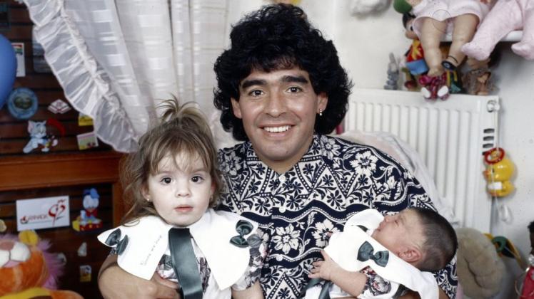 1989: Diego Maradona hält seine Töchter Dalma und Giannina (r.).