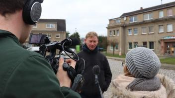 Ein Filmteam des Privatsenders MV-1 interviewt Amtsjugendpfleger Johann Oltmanns-Leimgruber vor dem Jugendklub in Mestlin.