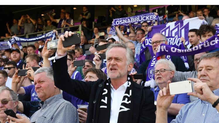 20. April 2019: Vor dem entscheidenden Spiel gegen den VfR Aalen singt Oberbürgermeister mit den Zuschauern  die Vereinshymne des VfL Osnabrück.