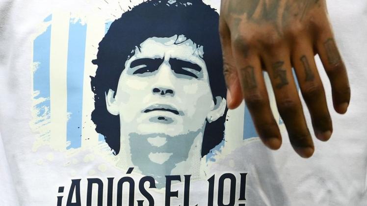 Diego Maradona ist im Alter von 60 Jahren gestorben, sein Leibarzt rückt in den Fokus der Ermittler.
