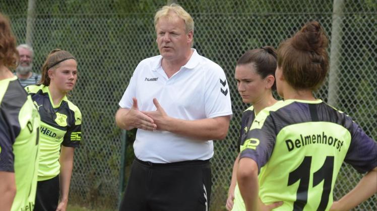 Jörg Beese, Trainer des TV Jahn Delmenhorst, bereitet seine Spielerinnen auf das DFB-Pokalspiel gegen den Walddörfer SV vor.
