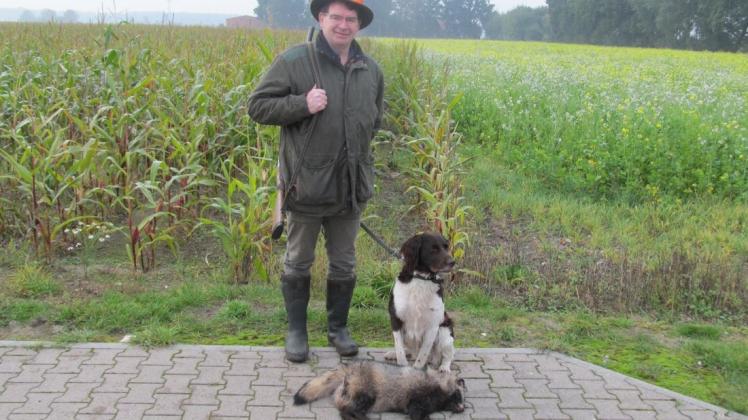 Der Lähdener Waidmann Werner Meyners erlegte im Ostlähdener Wittemoor den Marderhund. Mit auf dem Bild sein treuer Jagdbegleiter Balko.
