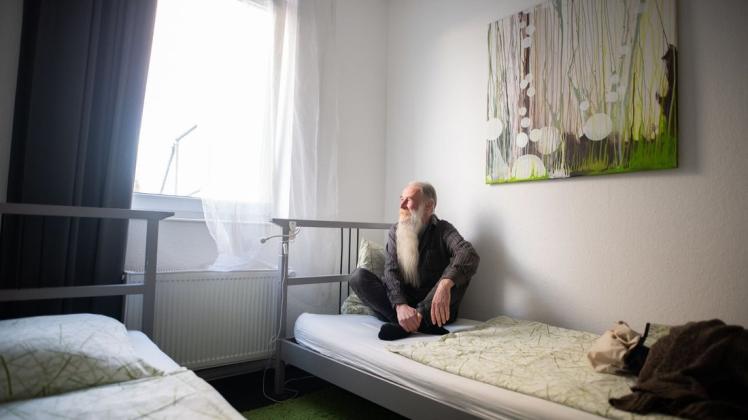 Volker Mähl sitzt in einem Hotelzimmer in Hamburg-Altona. Mähl ist obdachlos und einer von zwanzig Menschen, für die die Initiative "Hotels for Homeless" ein Hotelzimmer für die Wintermonate organisiert hat.