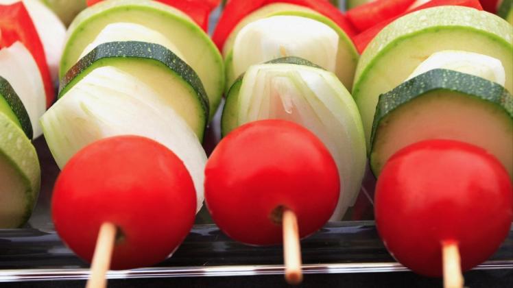 Wenn man sich beim Zubeißen in den fertig gegarten Spieß die Zunge verbrennt, scheint es, dass die Tomate beim Grillen heißer wird als Zucchini oder Zwiebel. Foto: imago images /blickwinkel