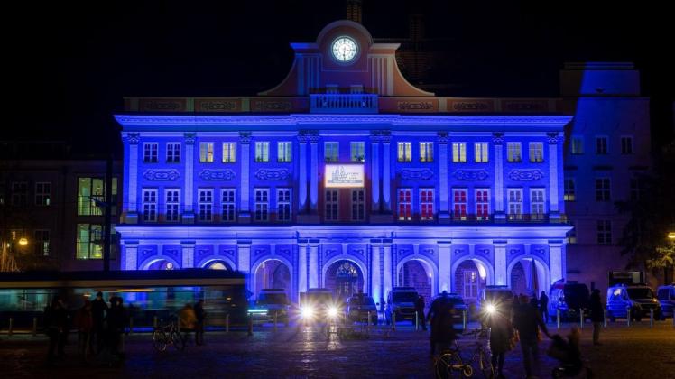 Am Aktionstag „Cities for Life – Städte für das Leben/Städte gegen die Todesstrafe” wurde am Montag auch das Rostocker Rathaus blau angeleuchet.