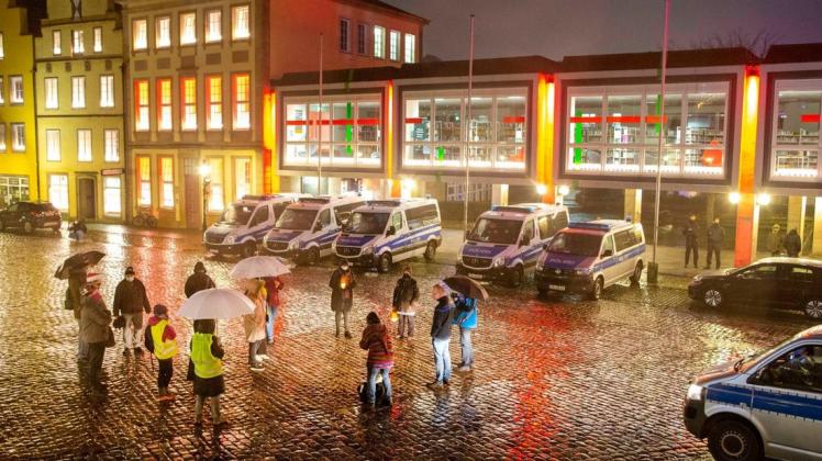 Kritiker der Corona-Maßnahmen trafen sich zur Mahnwacher vor dem Rathaus in Osnabrück. Kritiker der Corona-Maßnahmen trafen sich zur Mahnwacher vor dem Rathaus in Osnabrück.
