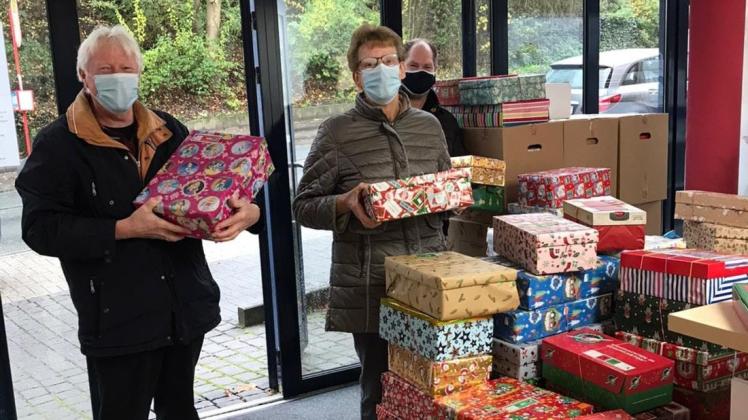 Familie Blomenkamp brachte Kartons aus Lintorf mit. Viele Pakete kamen 2020 im Wittlager Land bei der Aktion Weihnachten im Schuhkarton zusammen.