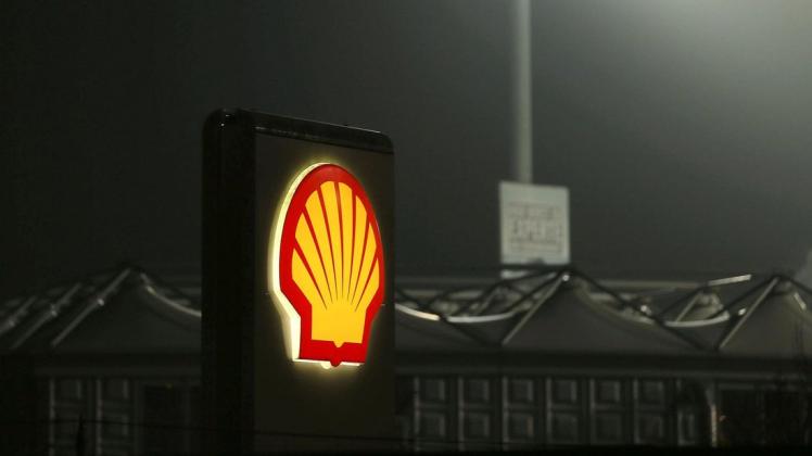Umweltaktivisten wollen Shell zur stärkeren CO2-Reduktion zwingen.