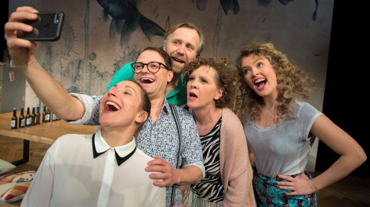 Ein Bild, das so heute nicht mehr möglich wäre: Die WG-Darsteller (von links) Josephine Raschke, Stefan Haschke, Andreas Möckel, Christina Dom und Hannah Walther auf Tuchfühlung in „Willkommen“ vor Corona. Ein Bild, das so heute nicht mehr möglich wäre: Die WG-Darsteller (von links) Josephine Raschke, Stefan Haschke, Andreas Möckel, Christina Dom und Hannah Walther auf Tuchfühlung in „Willkommen“ vor Corona.
