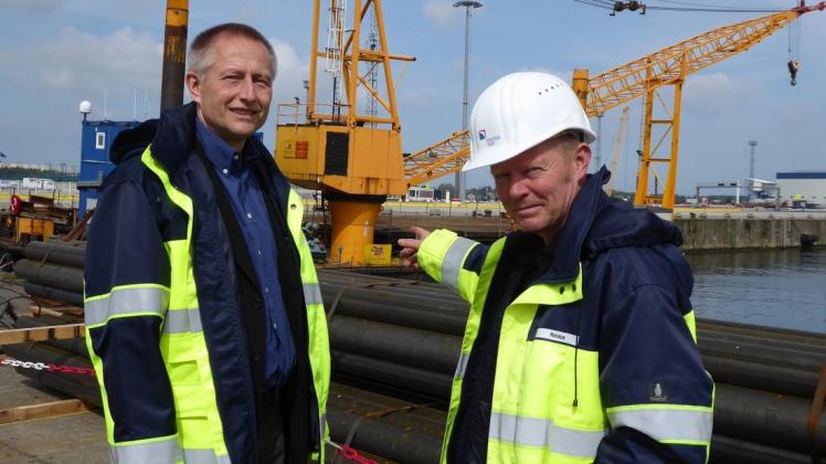 Die Sanierung des Liegeplatzes 50 begutachteten Rostock Port-Geschäftsführer Geschäftsführer Gernot Tesch (l.) und Jörg Heinze, Abteilungsleiter Hafenbau, während der Bauarbeiten im vorigen Jahr.