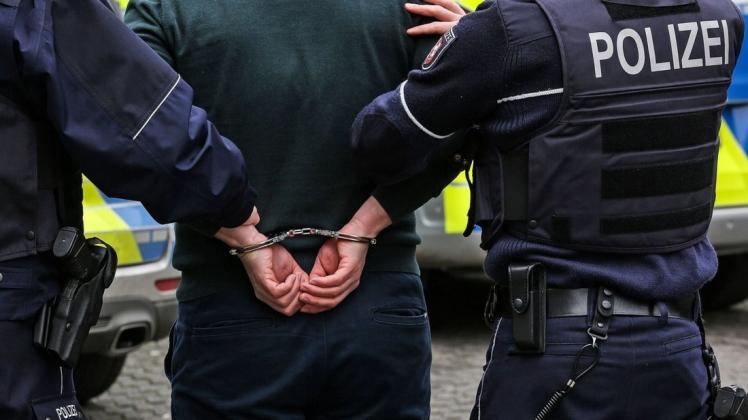 Die Polizei hat einen Mann in Bremen festgenommen, nachdem dieser auf einen anderen Mann eingeprügelt hatte.