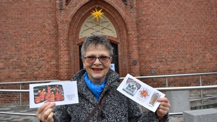 In diesem Jahr ist Dora Riss ohne Hut in Kartenmission unterwegs. Sie zeigt die Postkarten, die die Künstlerin Heidi Hopfmann aus Hohe Düne gezeichnet hat.