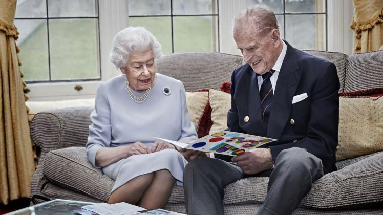 Werden Weihnachten in diesem Jahr anders verbringen: Die britische Königin Elizabeth II. und ihr Ehemann Prinz Philip. Werden Weihnachten in diesem Jahr anders verbringen: Die britische Königin Elizabeth II. und ihr Ehemann Prinz Philip.
