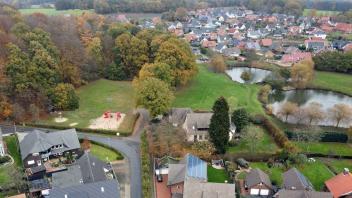 Auf dem Gelände des Spielplatzes am Wäldchen Pastorsholz soll die zweite Kindertagesstätte in Merzen gebaut werden. Doch der Bebauungsplan für das Gelände liegt bisher noch nicht vor.