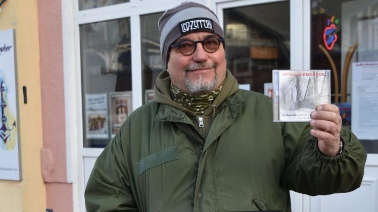 Doc Andreas Buhse vom Schallplattencafé Coaast T.M.P., Am Leuchtturm 4, hat im Corona-Jahreine Best-of-Weihnachts-CD aus allen Vorgängern erstellt. Sie enthält 14 Songs. Doc Andreas Buhse vom Schallplattencafé Coaast T.M.P., Am Leuchtturm 4, hat im Corona-Jahreine Best-of-Weihnachts-CD aus allen Vorgängern erstellt. Sie enthält 14 Songs.