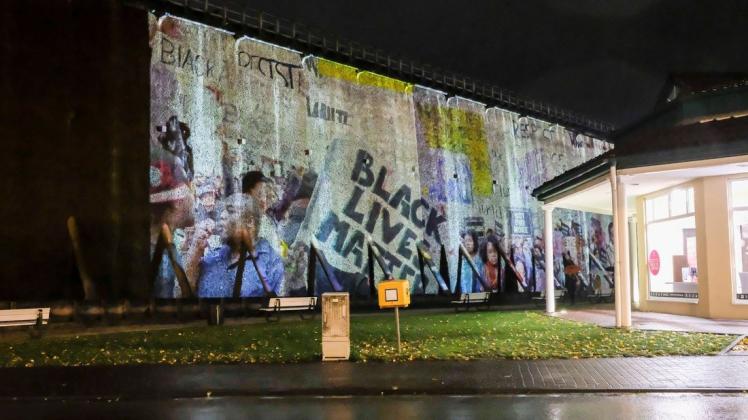 Nur wenige Tage nach der Eröffnug liefen die Projektoren bei der Lichtsicht-Triennale in Bad Rothenfelde. Dann wurde es dunkel. Und das bleibt erst einmal so. Nur wenige Tage nach der Eröffnug liefen die Projektoren bei der Lichtsicht-Triennale in Bad Rothenfelde. Dann wurde es dunkel. Und das bleibt erst einmal so.