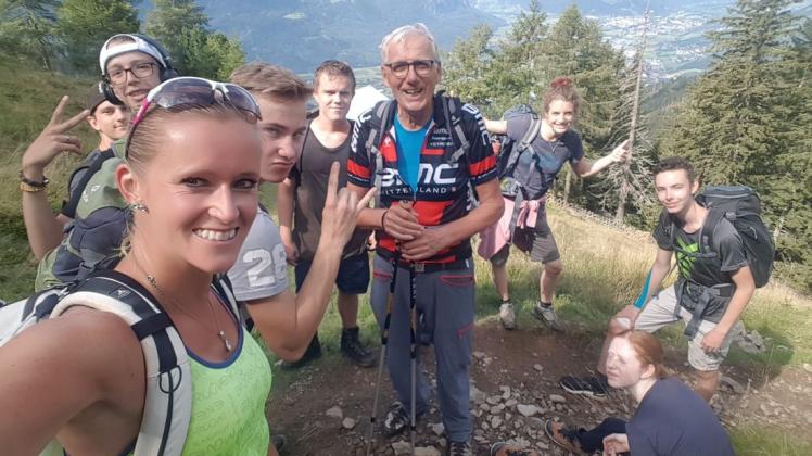 Fast am Ziel: Gisbert Voigt (Mitte) mit Jugendlichen, die eine Organtransplantation hinter sich haben, auf dem Weg zum Gipfel des Berges Helm. Fast am Ziel: Gisbert Voigt (Mitte) mit Jugendlichen, die eine Organtransplantation hinter sich haben, auf dem Weg zum Gipfel des Berges Helm.