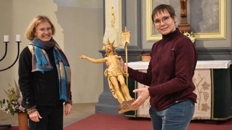 Nach knapp einem Jahr brachte Annette Voß (r.) die restaurierte Christusfigur zurück in die Neustädter Kirche zu Pastorin Silke Draeger.