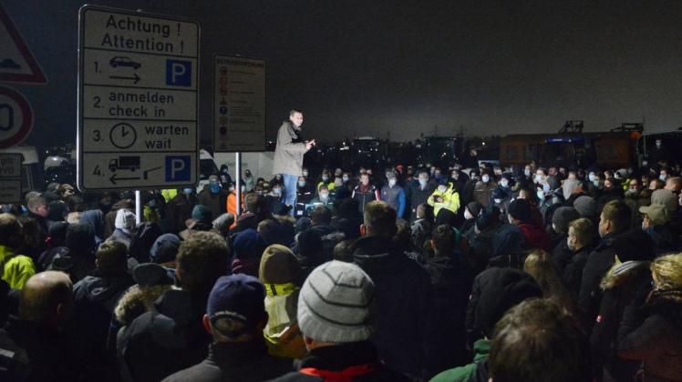 Unter Landwirten: Bauer Eugen Hagen spricht vor dem Lidl-Zentrallager in Cloppenburg zu seinen Mit-Demonstranten. Kurz vorher hat er mit Lidl-Chef Klaus Gehrig telefoniert. Unter Landwirten: Bauer Eugen Hagen spricht vor dem Lidl-Zentrallager in Cloppenburg zu seinen Mit-Demonstranten. Kurz vorher hat er mit Lidl-Chef Klaus Gehrig telefoniert.
