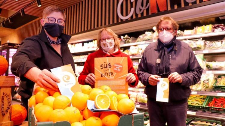 Vom Konzept "süß statt bitter" für öko-faire Orangen sind Martina Cord sowie Annette und Detlef Salomo (von links) überzeugt.