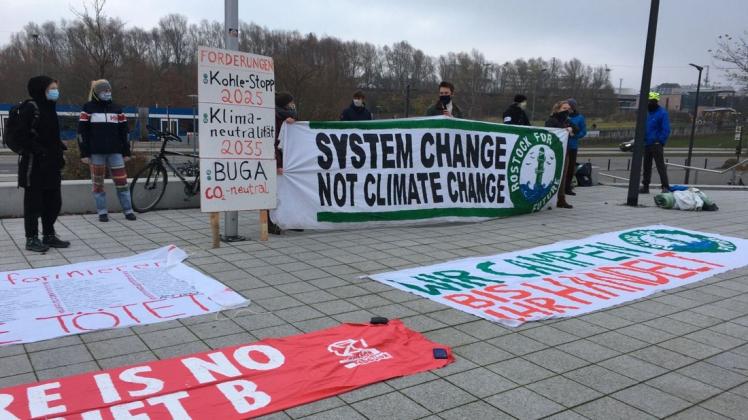 Noch vor der Bürgerschaftssitzung am Mittwoch demonstrierten Aktivisten von Rostock for Future für eine klimaneutrale Hansestadt schon zur Bundesgartenschau 2025.