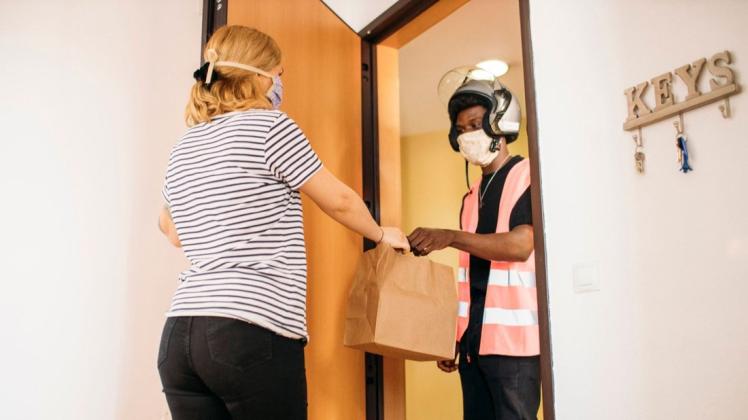 Infektionsschutz in der eigenen Wohnung: Menschen sollen bei Besuch von Außenstehenden Masken tragen.