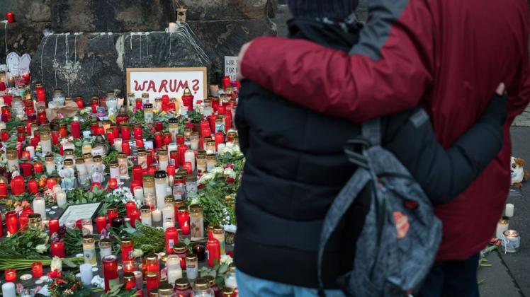 Trauer in Trier: Tausende Menschen gedenken der Opfer der Amokfahrt.
