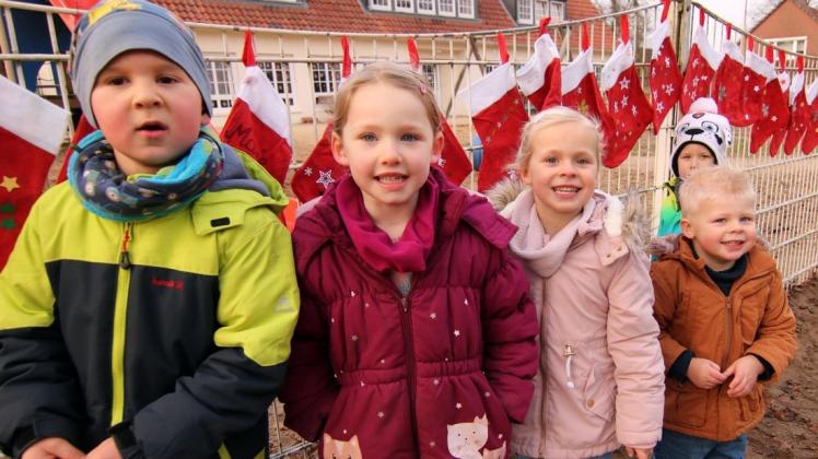 Lennart, Charlotte, Isabella (5, v.l.) und Leon und Felix (3) sind guter Dinge, dass die Nikolausstrümpfe am 6. Dezember gefüllt werden.
