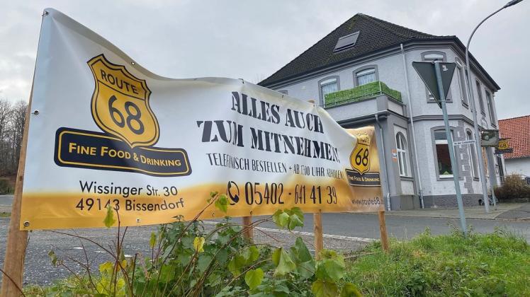 Auf einem Banner vor dem leeren Parkplatz bietet das Restaurant „Route 68“ seine Speisen und Getränke zum Mitnehmen und Liefern an. Nach dem „Hü und Hott“ der vergangenen Monate hoffen die Gastronomen 2021 auf Konstanz.