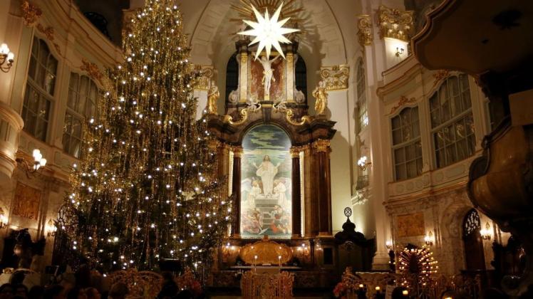 Die Weihnachtsgottesdienste, wie hier in der Hauptkirche St. Michaelis in Hamburg, werden wegen Corona in diesem vielerorts anders aussehen als sonst (Symbolfoto).