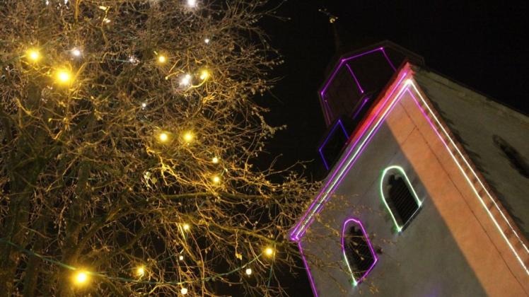 Wie schön! Die Lasershow "Meller Lichtblicke" lässt die St.-Matthäuskirche in einem weihnachtlichen Glanz erscheinen. Wie schön! Die Lasershow "Meller Lichtblicke" lässt die St.-Matthäuskirche in einem weihnachtlichen Glanz erscheinen.