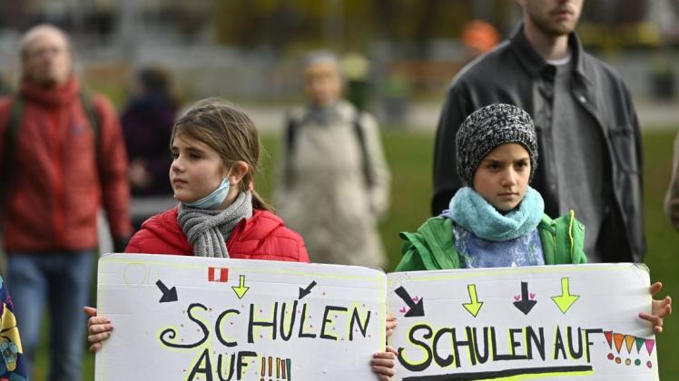 Auf die Kinder und deren Familien lastet in der Corona-Pandemie viel. Auf die Kinder und deren Familien lastet in der Corona-Pandemie viel.