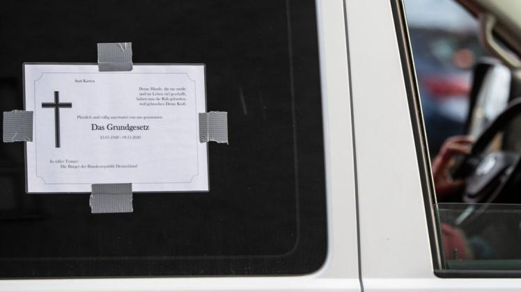In Melle wollen Gegner der Corona-Politik ein Autokorso starten. Bei einer Demonstration in einer anderen Stadt hatten Teilnehmer eine symbolische Todesanzeige für das Grundgesetz am Fenster eines Wagens angebracht (Symbolfoto).