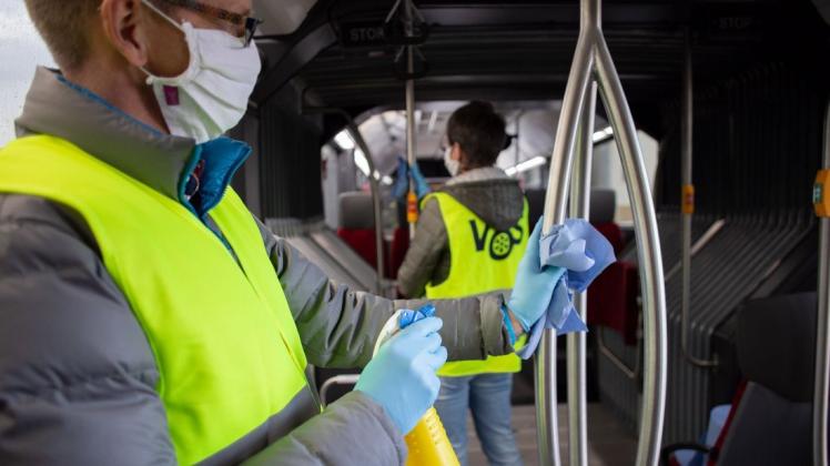 Die Stadtwerke setzen seit Anfang dieser Woche Hygieneteams ein, die die Busse desinfizieren und reinigen. Das soll den Fahrgästen in der Corona-Zeit ein zusätzliches Sicherheitsgefühl vermitteln. Die Stadtwerke setzen seit Anfang dieser Woche Hygieneteams ein, die die Busse desinfizieren und reinigen. Das soll den Fahrgästen in der Corona-Zeit ein zusätzliches Sicherheitsgefühl vermitteln.