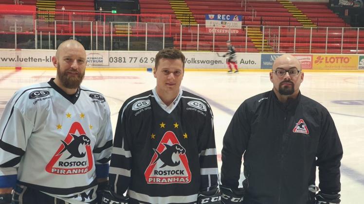 Fanden unverhofft zueinander (von links): Chris Stanley, Co-Trainer der REC Piranhas, Ex-DEL-Stürmer Lukas Koziol und Chefcoach Niels Garbe Fanden unverhofft zueinander (von links): Chris Stanley, Co-Trainer der REC Piranhas, Ex-DEL-Stürmer Lukas Koziol und Chefcoach Niels Garbe