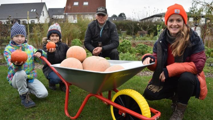 Die Schubkarre mit den knallgelben Reifen ist ein Geschenk für das Schulgartenprojekt der Heinrich-Heine-Schule. Sie wurde von Fördergeldern des Staatlichen Amtes für Umwelt und Natur Mittleres Mecklenburg finanziert. Die Schüler Evi Hömberg und Carl Trog freuen sich mit Schulsozialarbeiterin Susann Schubert und Eckhard Festerling, der das Projekt beratend unterstützt. Die Schubkarre mit den knallgelben Reifen ist ein Geschenk für das Schulgartenprojekt der Heinrich-Heine-Schule. Sie wurde von Fördergeldern des Staatlichen Amtes für Umwelt und Natur Mittleres Mecklenburg finanziert. Die Schüler Evi Hömberg und Carl Trog freuen sich mit Schulsozialarbeiterin Susann Schubert und Eckhard Festerling, der das Projekt beratend unterstützt.