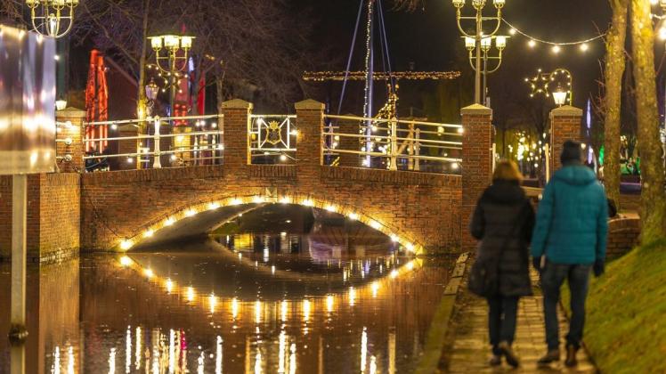 In vorweihnachtlichem Glanz erstrahlt in diesen Tagen der Papenburger Hauptkanal.