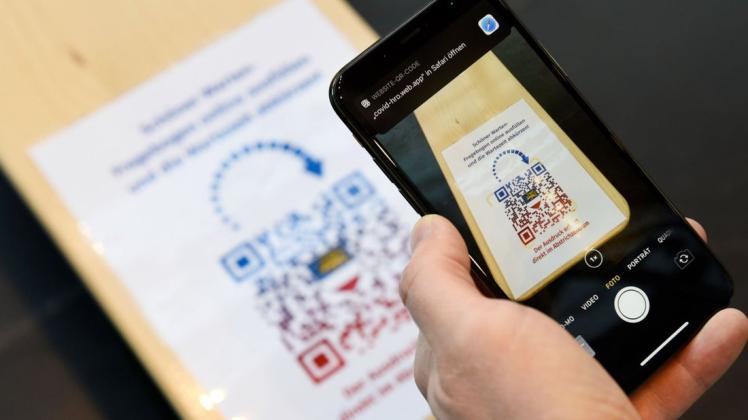 Die Hansestädter können den Fragebogen im Corona-Testzentrum in der Hanse Messe in Schmarl ab sofort mittels eines QR-Codes selbst am Smartphone ausfüllen.