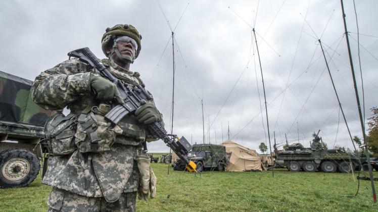 Ein US-Soldat steht in Kleinfalz nahe dem Truppenübungsplatz Grafenwöhr vor einem mobilen taktischen Lagezentrum der US-Armee. Der US-Kongress will den vom amtierenden Präsidenten Donald Trump geplanten massiven Abzug amerikanischer Soldaten aus Deutschland vorerst blockieren. Ein US-Soldat steht in Kleinfalz nahe dem Truppenübungsplatz Grafenwöhr vor einem mobilen taktischen Lagezentrum der US-Armee. Der US-Kongress will den vom amtierenden Präsidenten Donald Trump geplanten massiven Abzug amerikanischer Soldaten aus Deutschland vorerst blockieren.