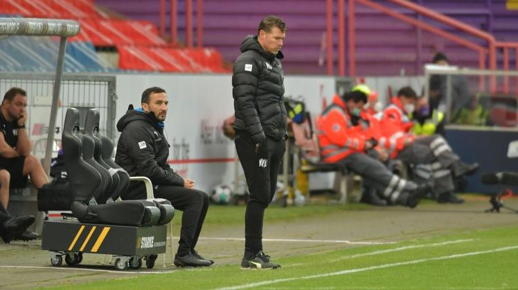 Enttäuscht: VfL-Trainer Marco Grote (stehend) beim 1:2 gegen den Karlsruher SC.