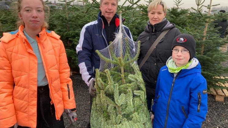 Sie sind zum wiederholten Mal zum Weihnachtsbaumschlagen in Broderstorf: Petra und André Rennert mit ihren Kindern Alina und Pascal.