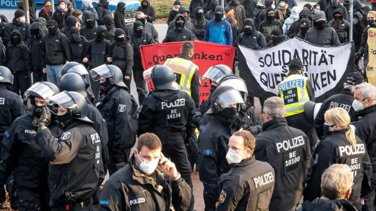 Die Bremer Polizei wollte Verbot der «Querdenker»-Demonstration am Bremer Hauptbahnhof durchsetzen. Dort versammelten sich am Nachmittag vor allem Teilnehmer von Gegendemonstrationen, die nicht verboten worden waren.
