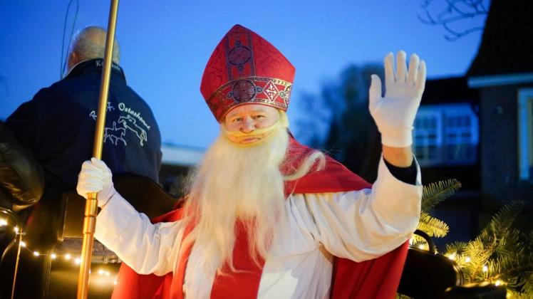 Freundlich und gelassen winkte der Nikolaus den Kindern beim Umzug in Osterbrock zu. 


Foto © Picturepower / Scholz
