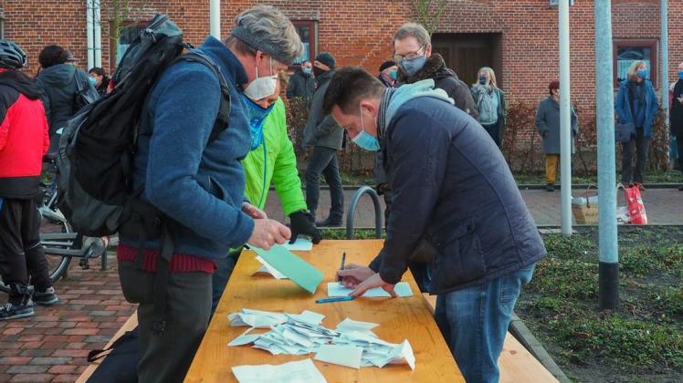 Stimmenauszählung im Freien auf der Bierbank: Die Wahlkreisversammlung von Bündnis 90/Die Grünen am Samstag in Berne war in diesem Format ein Novum.