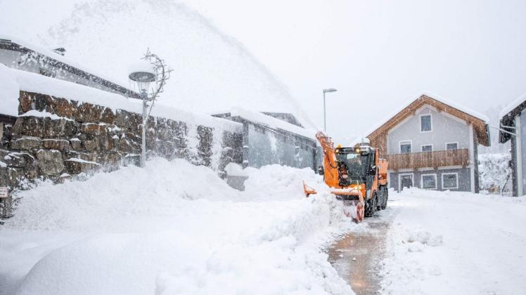 Winter in Osttirol: Eine Schneeräummaschine macht die Zufahrt frei.