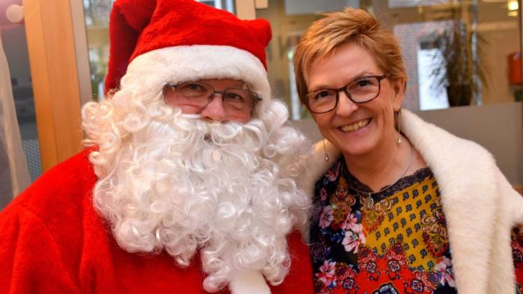 Der Weihnachtsmann und Bürgermeisterin Alice Gerken, die im vergangenen Jahr noch nicht auf Abstandsregeln achten mussten, möchten den Kindern wieder kleine Geschenke zukommen lassen.
Dafür haben Sie
eine Lösung gefunden.