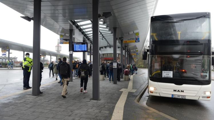 Am Montag gegen 13.30 hielt dieser Doppeldecker-Bus von Meyering am zentralen Omnibusbahnhof in Lingen. Die Polizei (links) überprüfte am bundesweiten Aktionstag, ob alle Schutzmasken trugen.