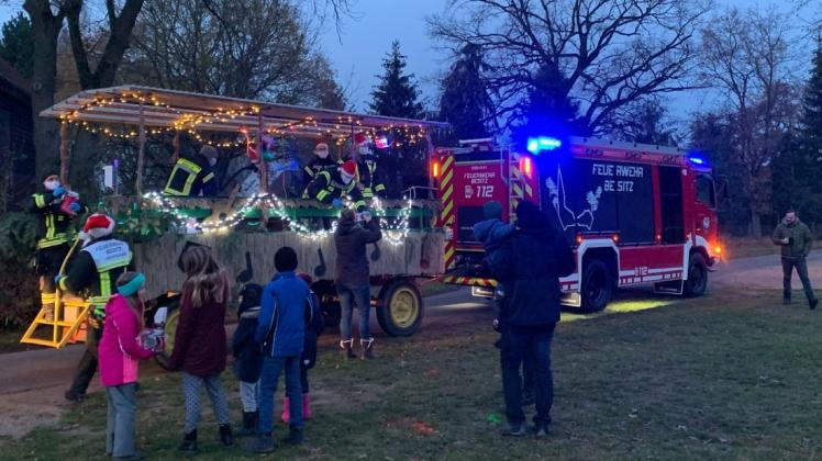 Am Abend des Nikolaustages war die Feuerwehr der Gemeinde Besitz für die Kinder unterwegs.