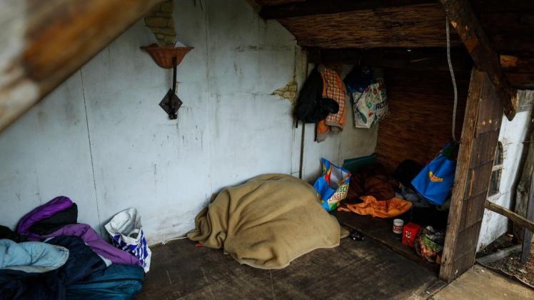 Ein Bild aus dem Jahr 2018: Obdachlose haben ihren Schlafplatz in einer Weihnachtskrippe vor der Wärmestube im Franziskanerkloster Osnabrück eingerichtet.